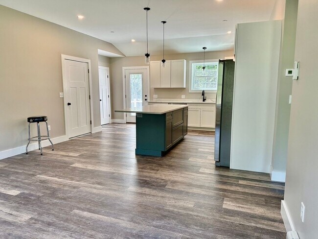 Building Photo - New 3 bed, 3 bath house with in law apt on...
