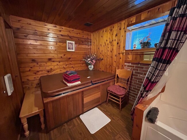 Building Photo - Beautiful Furnished 2 Bedroom Basement Apa...