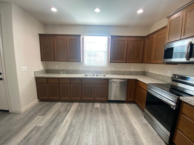 Building Photo - Gorgous 3 Bedroom 2.5 Bath Home in Gated Winding Meadow Village