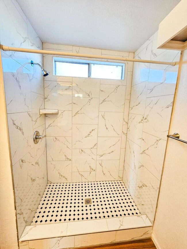 Building Photo - Updated Peoria Home with Modern Finishes