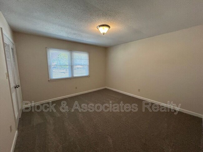 Building Photo - 522 S Cherry St