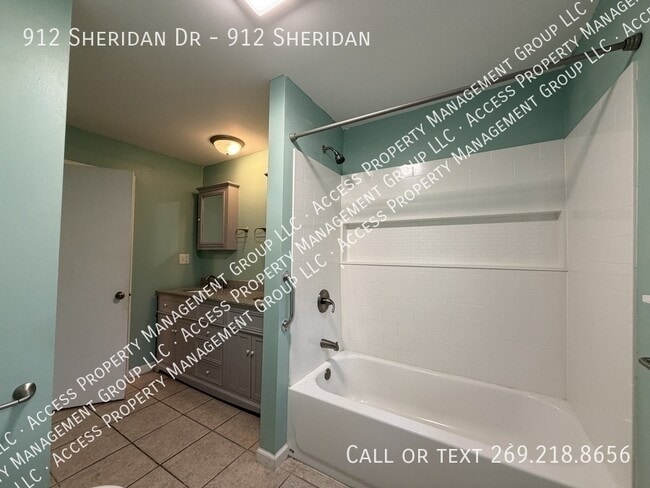 Building Photo - 912 Sheridan Dr