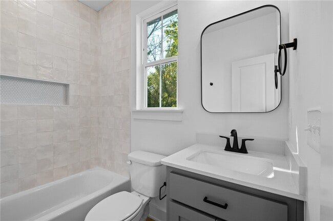 Building Photo - 588 N Willow Ave