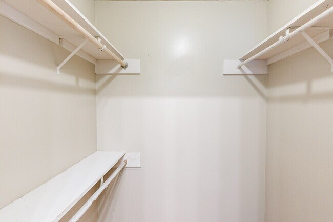 Building Photo - MOVE IN SPECIAL *1st Month Half Off Rent* - Extra Large 2 Bedroom 2 Bathroom Apartment