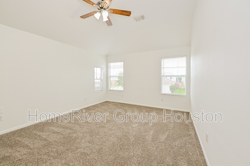 Building Photo - 20942 Foxwood Garden Dr