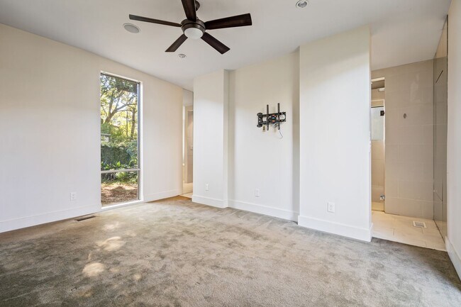 Building Photo - 2/2 with carport - fenced backyard