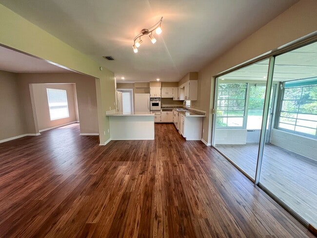 Building Photo - Pet Friendly 3BR/2BA NW Gainesville Home - Available mid-July!