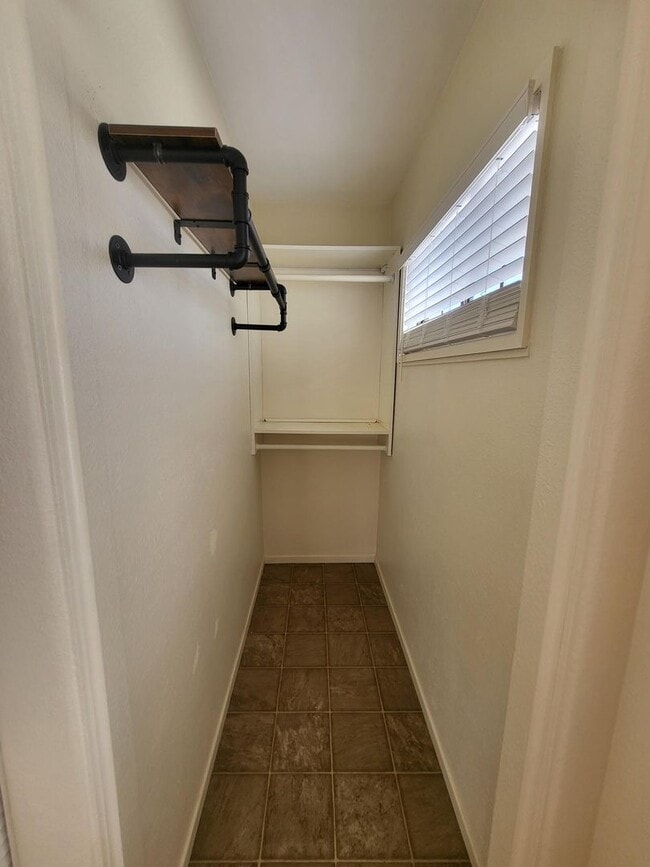 Building Photo - Quaint and Cozy 1x1 apartment in the historic Old Town