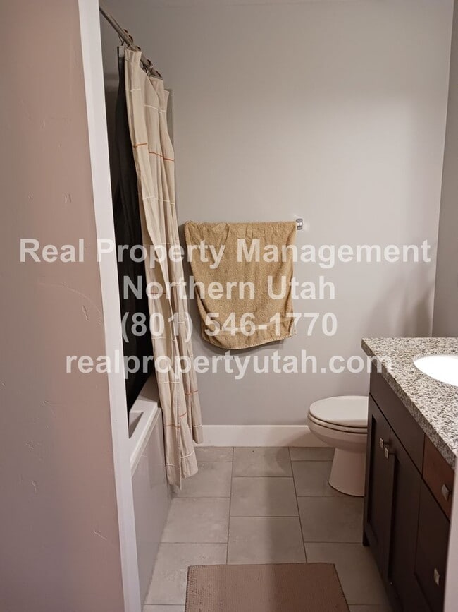 Building Photo - 3 Bed 2.5 Bath Townhome in West Haven Comi...