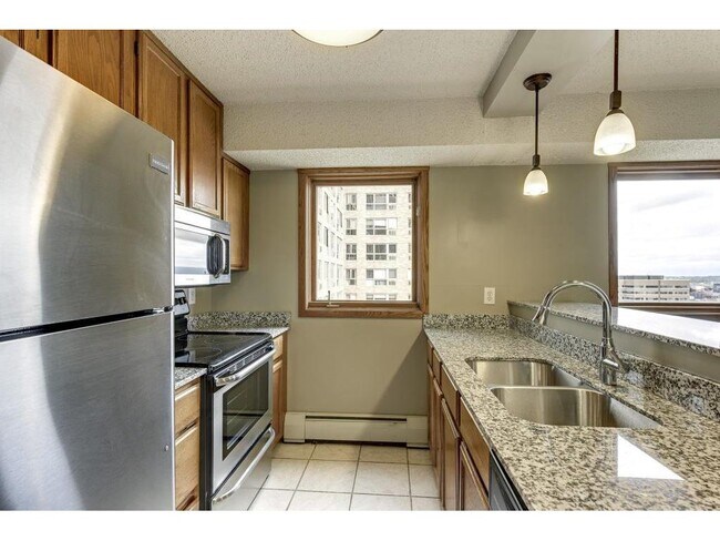 Building Photo - 433 S 7th St
