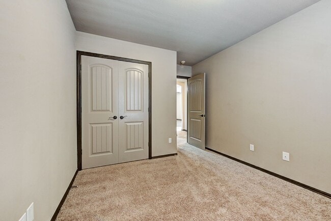 Building Photo - Spacious 3-Bedroom Home in Yukon – Modern ...