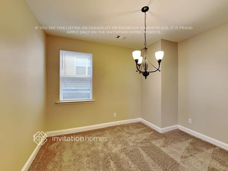 Building Photo - 380 Roseglen Dr NW