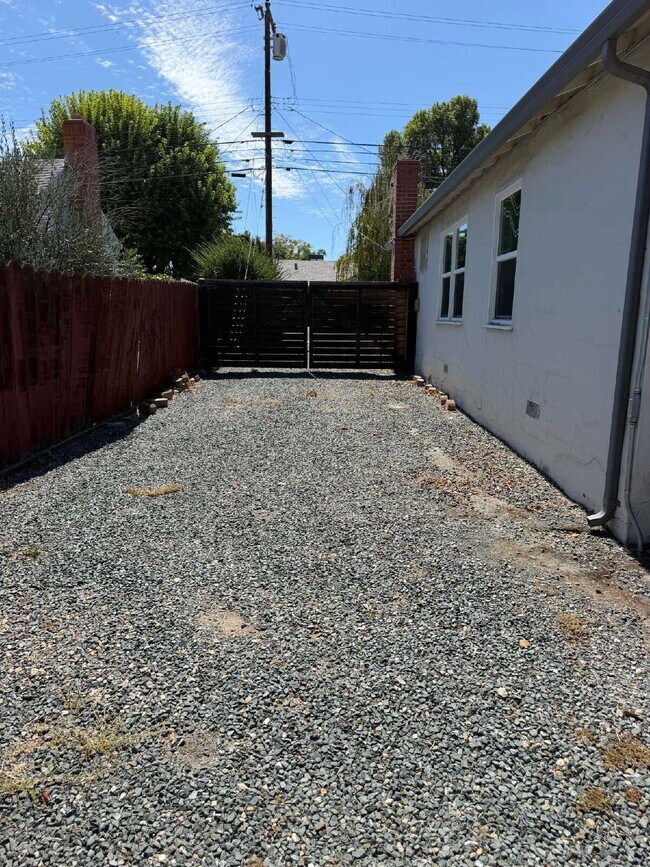 Building Photo - 2261 Hickory Dr