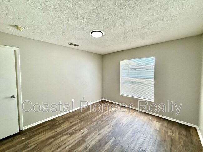Building Photo - 1242 Coolmont Dr