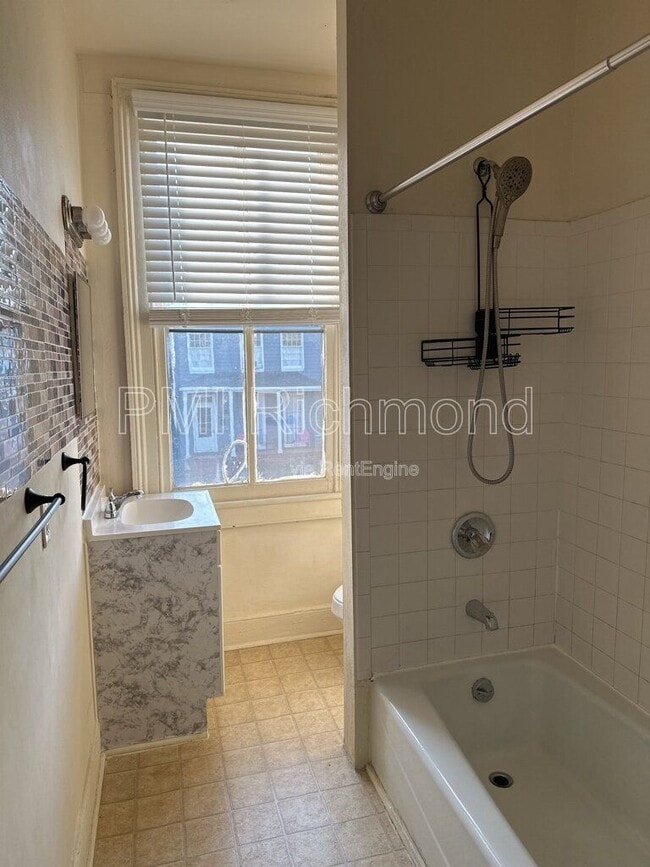 Building Photo - 413 S Laurel St