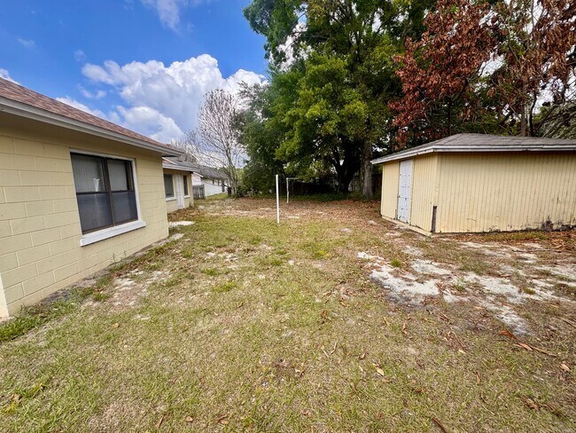 Building Photo - 3 bedroom 2 bath home with solar panels, workshop, large backyard and Florida Room!