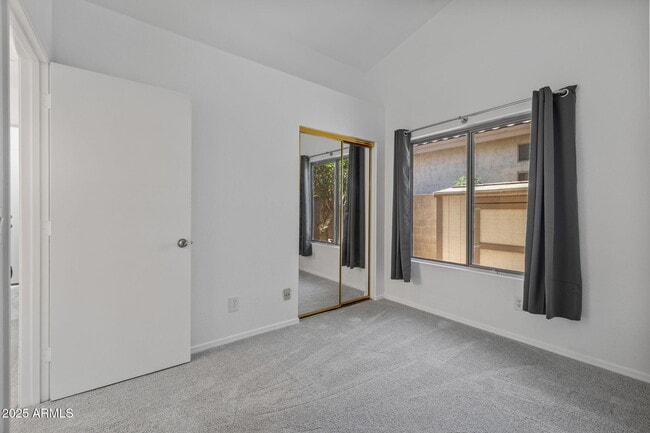 Building Photo - 1250 W Canary Way