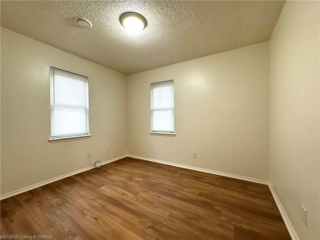 Building Photo - 10 Lura Ln