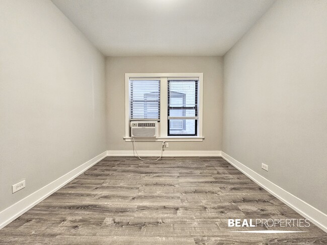 Building Photo - 711 W Brompton Ave