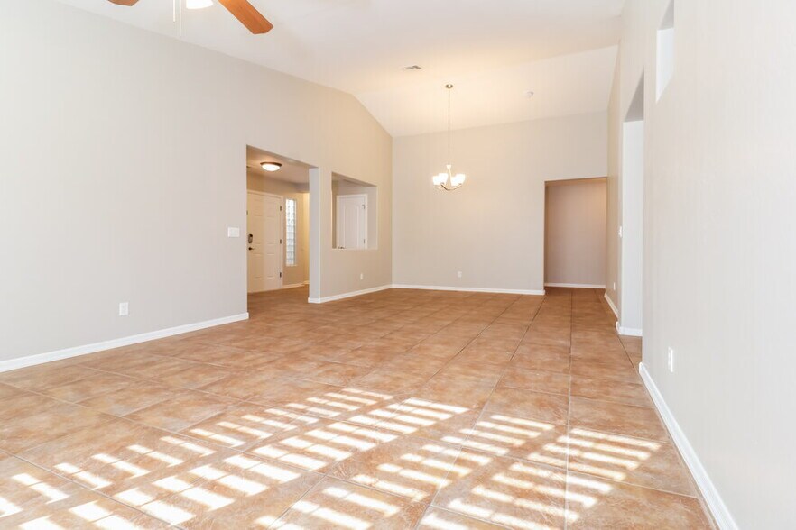 Building Photo - 25644 W Magnolia St