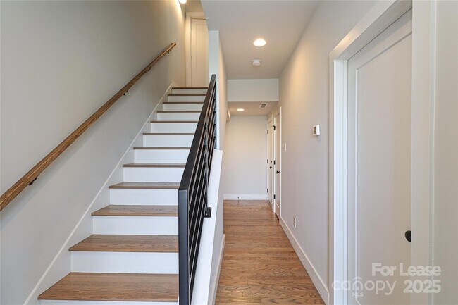 Building Photo - 2027 Isom St