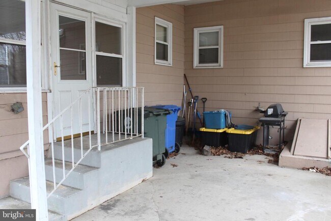 Building Photo - 107 Laurel Ave