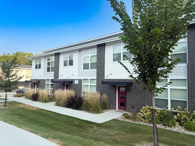 Building Photo - 2807 Oakland St