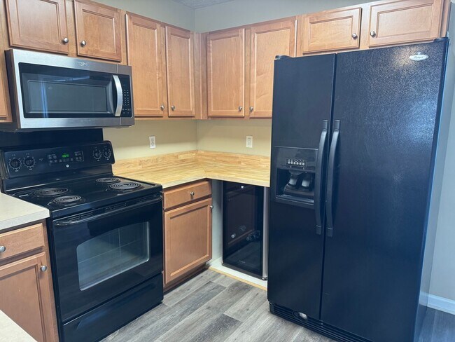 Building Photo - 2BR Townhome in Shadow Glen