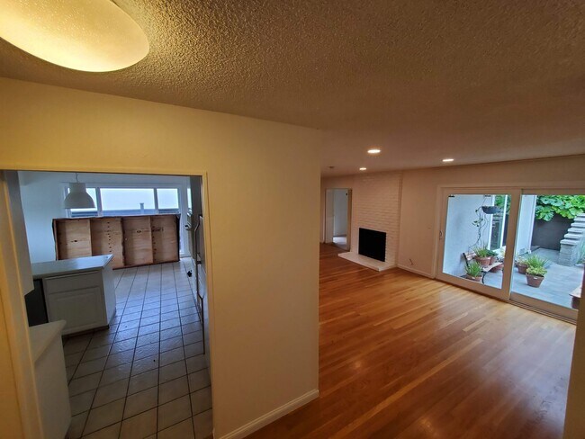 Building Photo - Mont Marin 4x3 home with bedroom suites on...