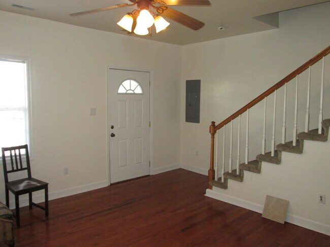 Building Photo - Carver/VCU area. 3 bedrooms, 1.5 bathrooms...