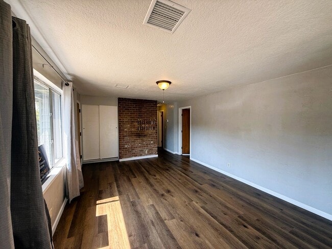 Building Photo - Two Bedroom Home with Bonus Room/Office in...