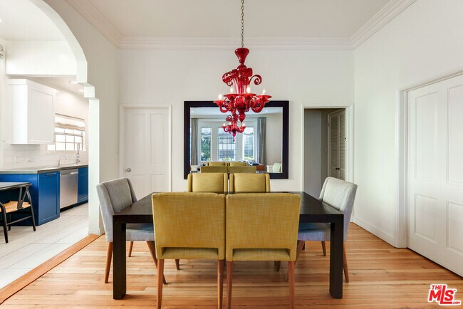 Building Photo - 1014 N Doheny Dr
