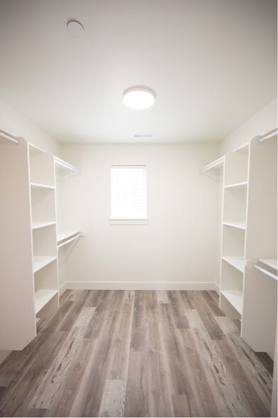 Building Photo - 520 E South Weber Dr