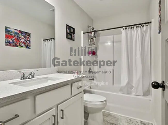 Building Photo - 205 Valley View Dr