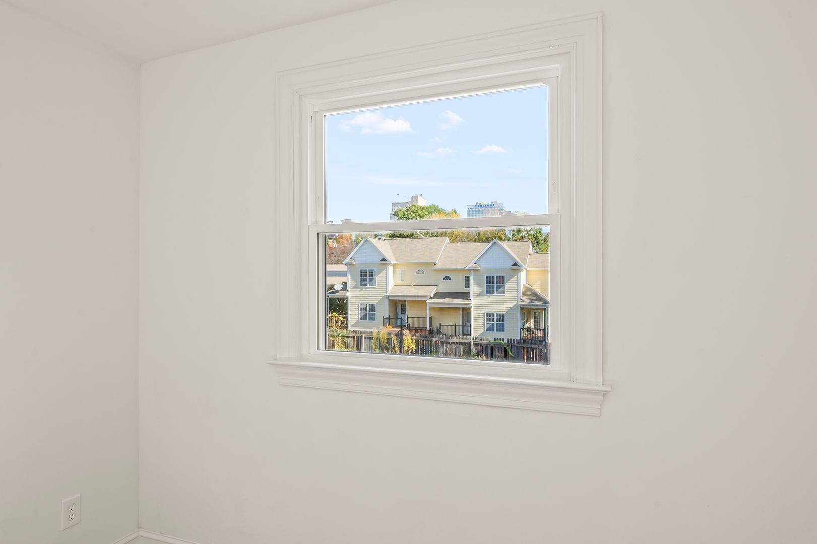 Building Photo - 209 N Spring St