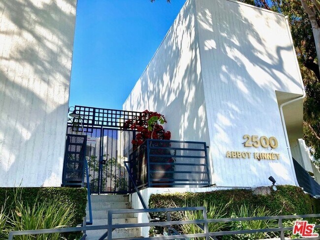 Primary Photo - 2500 Abbot Kinney Blvd