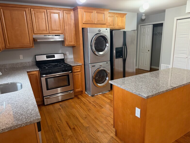 Building Photo - 104 Luttgen Pl