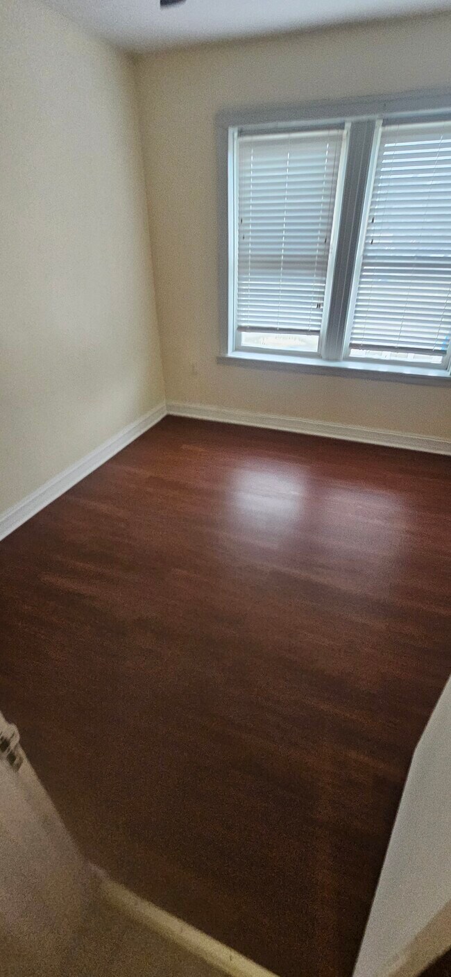 Building Photo - 1811 W 63rd St