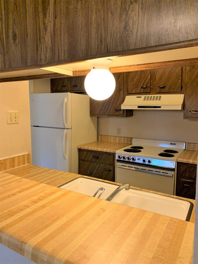 Building Photo - FIRST-FLOOR 2-BEDROOM AT WOODMONT TOWNHOMES