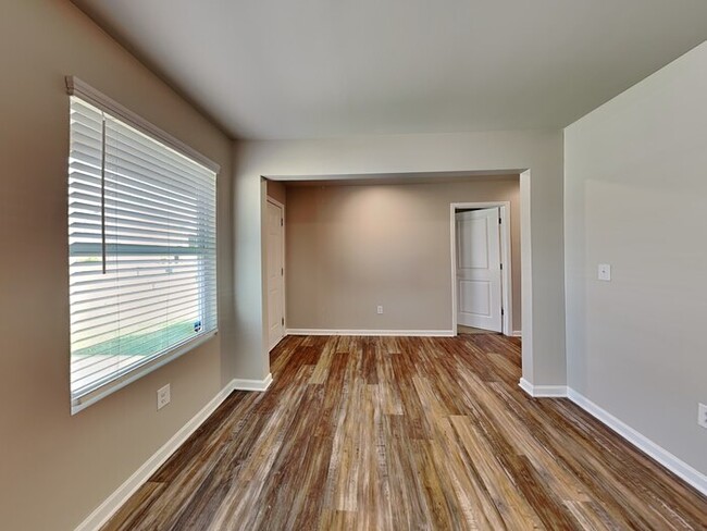 Building Photo - One Month FREE Move-in Special!