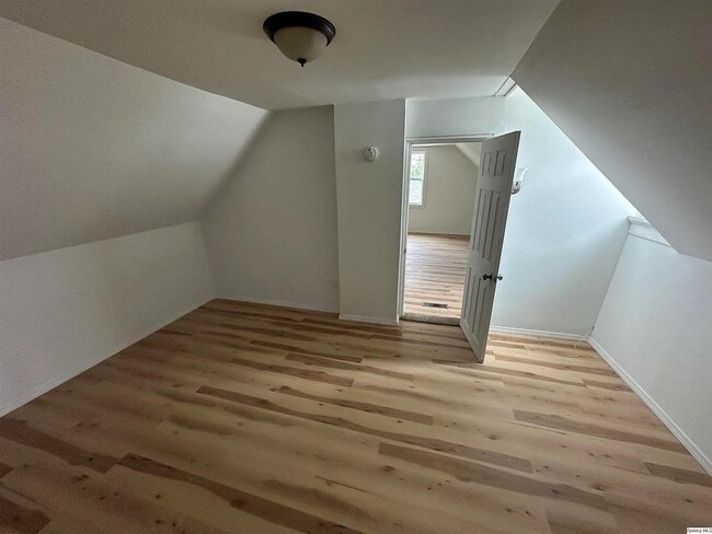 Building Photo - 836 Adams St