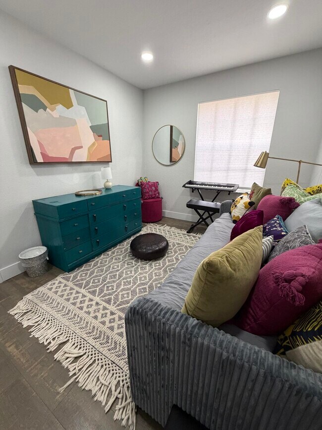 Building Photo - 1910 Belmont Pl