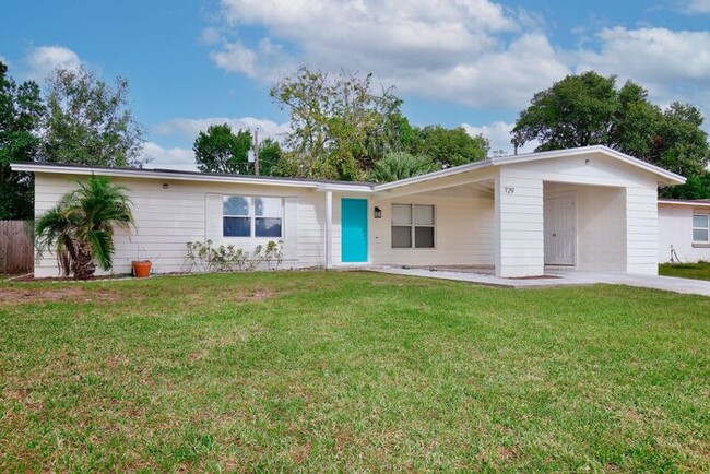 Building Photo - Charming 3/2 Spacious Home with a Large Co...