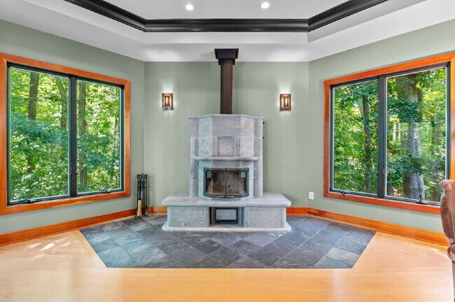 Building Photo - Luxurious 5-Bed Sanctuary with Scenic View...