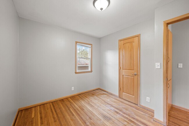Building Photo - 1711 Rose Pl W