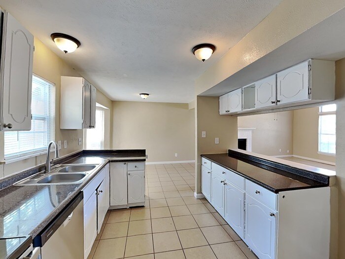 Building Photo - 1386 Southridge Dr