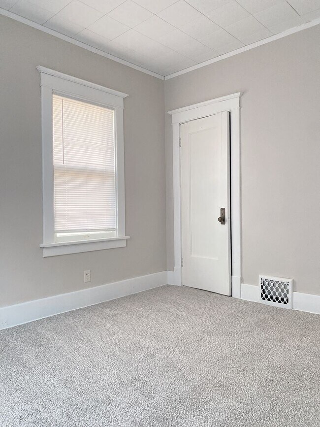 Building Photo - 2436 Laurel Ave N