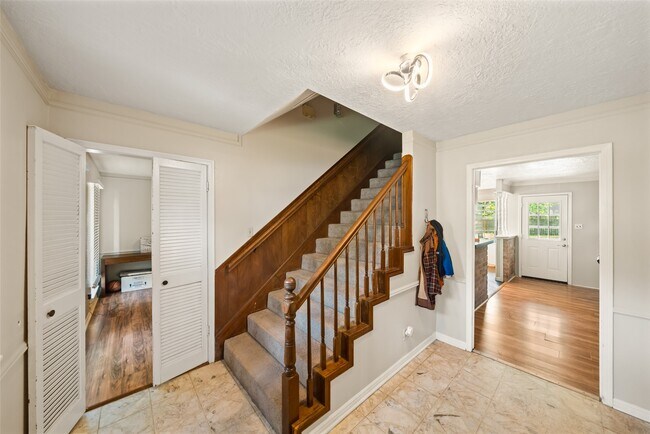 Building Photo - 715 Marne Ln