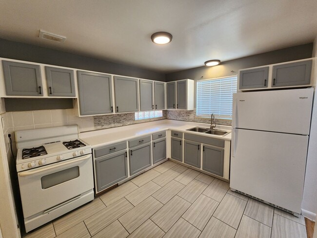 Building Photo - Remodeled 2 Bedroom in Denver! Great Locat...