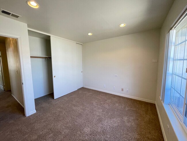 Building Photo - Single Story Southside Home Close to Vande...